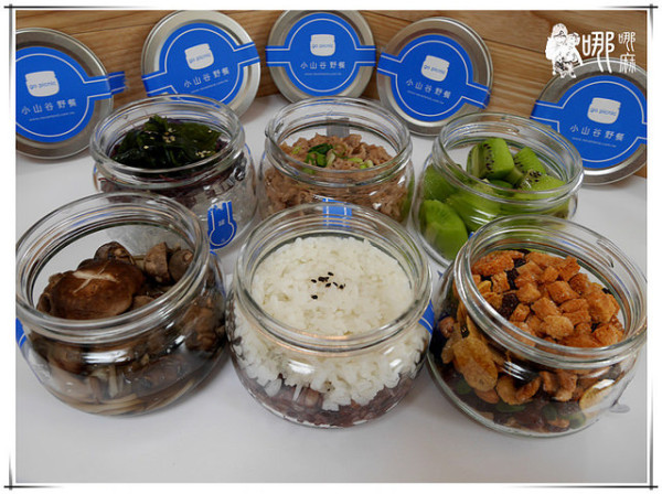 在不是山谷的的山谷裡野餐。小朋友吃罐罐囉!還有可愛的兔兔和小熊麵包陪你一起野餐~小山谷野餐