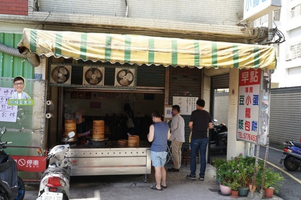 新竹|關東橋小籠包。工程師最愛的早餐。手工現包現蒸小籠包。手工現擀現煎古早味蛋餅。外帶美食。營業時間地址菜單