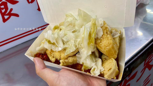 瑞芳臭豆腐｜汐止觀光夜市小吃推薦，超多人排隊酥脆臭豆腐，麻辣醬必加！