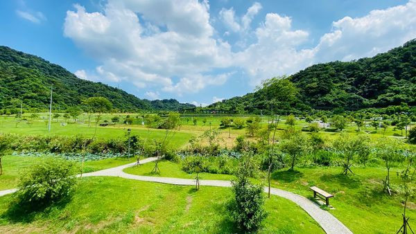 2020台北親子景點│南港山水綠生態公園│綠色大草坪共融遊樂場天空廊道│超好玩雙道溜索大人小孩都可以玩│台北踏青的好去處