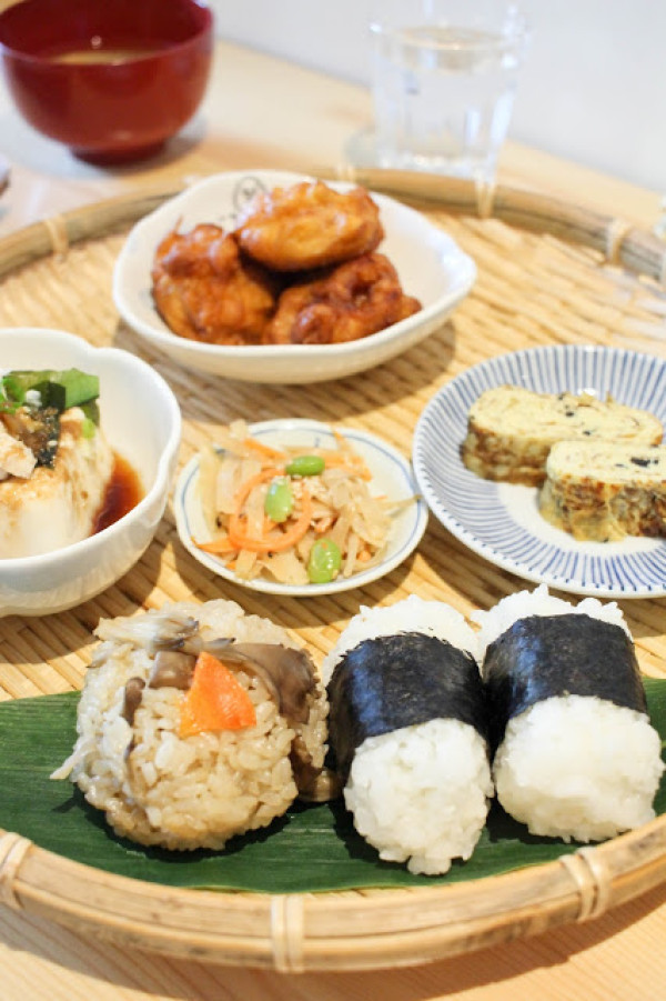 [高雄美食]特色竹籠飯糰套餐~開動了~日式家庭風~高雄特色美食~
