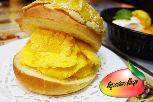 ◆台北中山。捷運中山站【Superstars Mango】夏天就要芒果冰！航海王隨身杯帶著走！超好吃芒果冰淇淋菠蘿包！中山站冰品。欣欣秀泰影城商圈美食        
      
