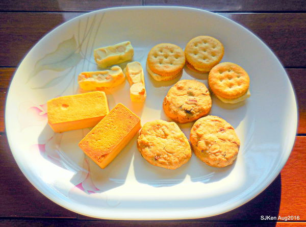 「心心甜心屋 Candy House」--- 中秋送禮自用兩相宜，手作美味可口「三格禮盒」與「牛軋糖餅乾盒裝」