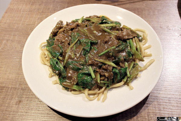 新豐美食|吳媽媽沙茶咖哩炒麵重口味風味獨特韮菜水餃和小菜也都不賴