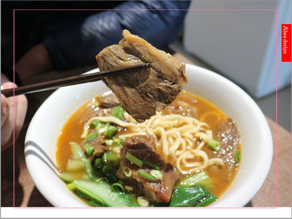 【新豐美食週記】吳媽媽沙茶咖哩炒麵，超推原汁牛肉麵+牛筋麵，麻香百頁豆腐非常入味、口感Q彈