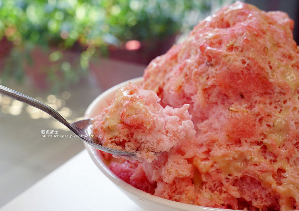 【台中中區】泥泥冰果-清涼消暑西瓜雪花冰.二十幾種雪花冰選擇.還有現打果汁.水果拚盤.鮮果鮮奶及鮮果冰沙.老闆娘對食材好堅持喔!中華夜市旁