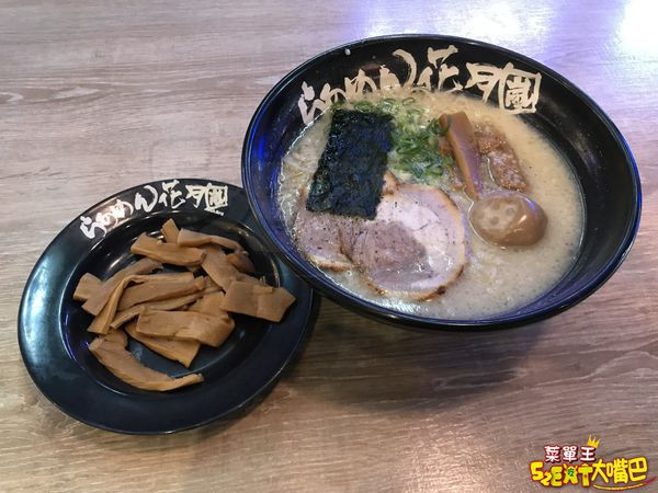 【花月嵐拉麵菜單價位大公開】來自日本究極道地的大蒜拉麵～台中必吃美食小吃餐廳推薦！招牌菜大蒜拳骨拉麵、鐵板炒飯、大蒜拳骨激辣拉麵。