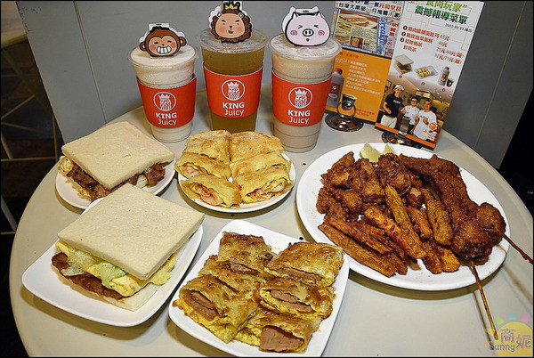 台中北區國王級美食。KING juicy。食尚玩家報導燒肉咬蛋吐司、脆皮蛋餅、比臉大國王雞排、無毒檸檬蝶豆花手搖飲宵夜時段同時滿足飢餓的靈魂!@sunny吃喝遊樂              