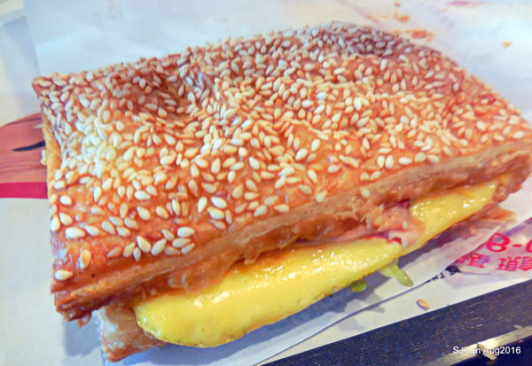 肯德基早餐「總匯歐姆蛋燒餅套餐」--- 外酥內軟豐富多層次好滋味! 