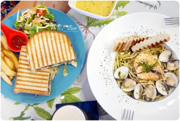 【台中.西區】厚樂 Hold Love Cafe。近美術綠園道 美味飽感十足酥烤塔香雞肉帕尼尼、百來元平價Pasta、創意厚片，快揪姊妹來聚會!!