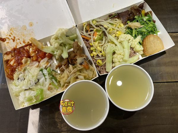 台中北區素蔬食便當》共品指月素食菜單價位大公開！ CP值極高只要60元吃飽飽的素食自助餐～台中中友一中必吃美食小吃餐廳推薦。