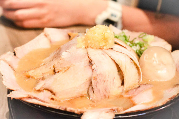 [台北美食] 鷹流東京豚骨らーめん【極匠GOKUJOH】。濃厚蒜味豚骨湯頭，做好坐滿叉燒肉，扎實的味覺霸凌阿! // 捷運公館站