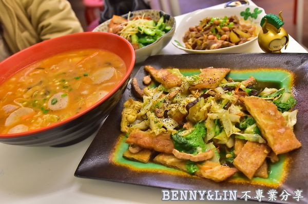 [台中北屯區美食]北平路上眷村麵食館，份量多價格親民 -- 海光新村(台中美食推薦、台中眷村小吃、台中北平路美食、台中古早味料理)