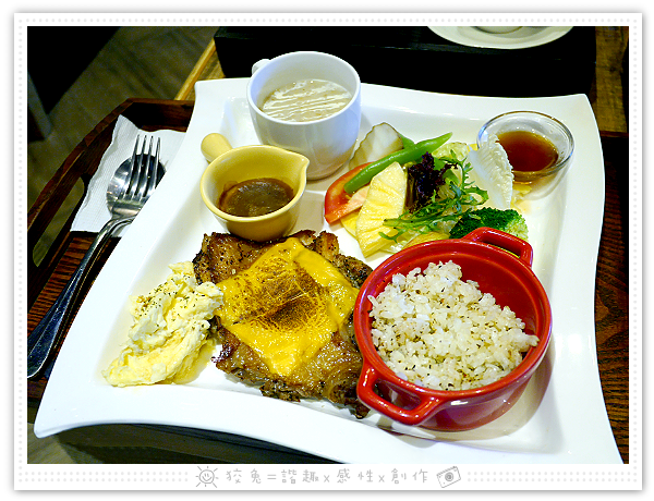 [高雄食記] 卡菲小食光/民生四號店~最有港都味的海洋主題餐廳！低消75元的咖啡館！取餐收盤自己來！屏東紅到高雄！