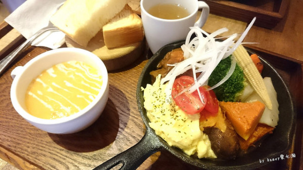 ★高雄新興★早午餐咖啡美食【卡菲小食光 / 民生四號店】好像在拍偶像劇鐘樓愛人。