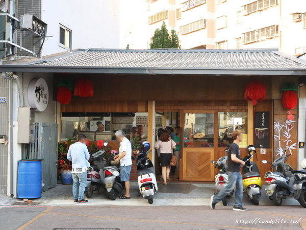 台中美食│竹仔腳陽春麵〃南屯超人氣小吃重新裝潢，變得好文青，人潮依舊多到爆！        
      