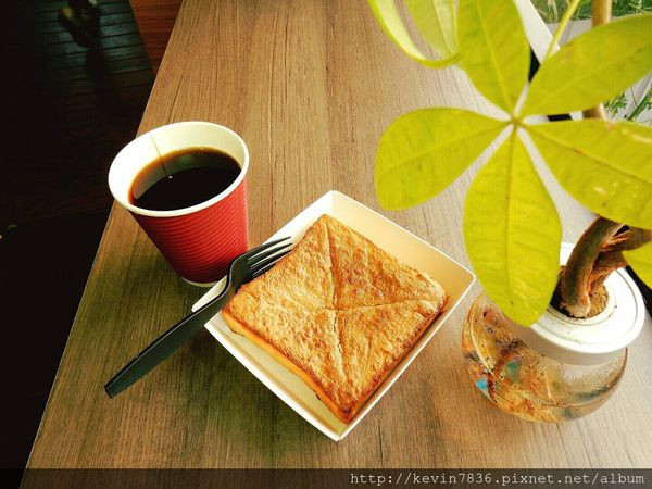 B&T皮恩堤我與皮恩堤邂逅了,因為手沖咖啡與研磨咖啡燈泡瓶及手沖拿鐵,用一杯咖啡的時間來認識皮恩堤吧!這美麗的邂逅很幸福喔!