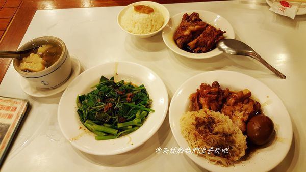 阿水獅豬腳大王。滷得透徹滷的軟中帶Q/豬腳禮盒送禮自用兩相宜。台中公園店