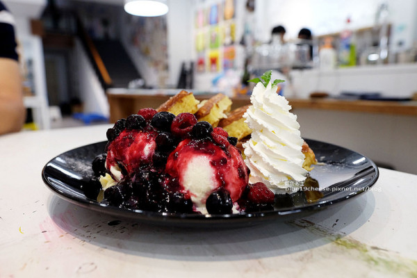 【台中中區】Vision Art-藝術與工藝用品商店.畫畫課程.皮革托特包.水墨畫.植物課.可以包場畫畫.可愛店狗冰冰.還有咖啡奶茶飲品和鬆餅喔!美珍香隔壁.第四信用合作社斜對面