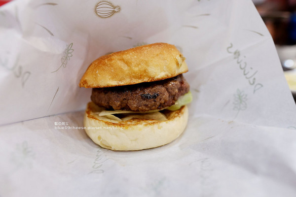 【台中大里】Eddie紐約客New Yorker-牛肉厚度有誠意又多汁.三明治漢堡披薩.薯條可樂套餐.食牛台灣溫體牛門口