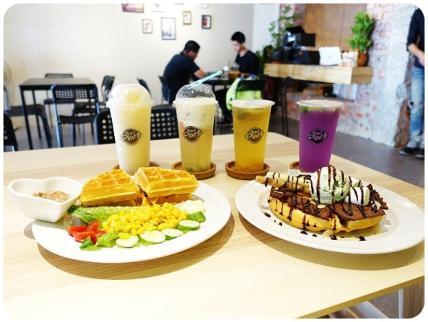 《體驗團》【北區】痞客啡 picofe～逛一中街＆益民商圈、中友百貨的歇腳亭～ 沙拉、鬆餅、蝶豆花飲料 輕食下午茶的平價咖啡廳 提供WIFI／插座