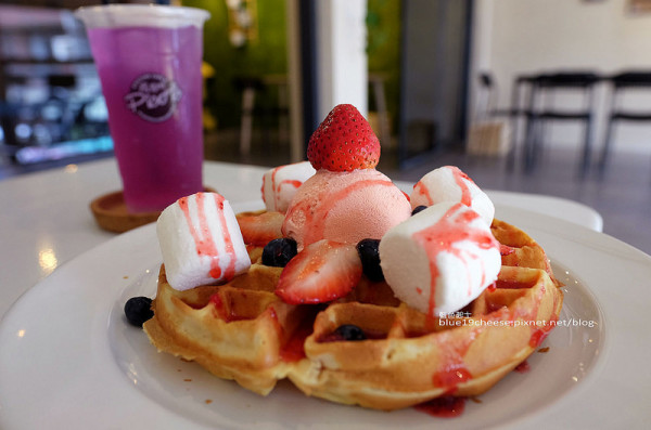 【台中北區】痞客啡picofe-鬆餅咖啡奶茶冰沙茶類和蝶豆花漸層繽紛飲品.下午茶聊天聚會.一中旗艦店-中友商圈和一中商圈.173SQUARE巷弄廣場二樓