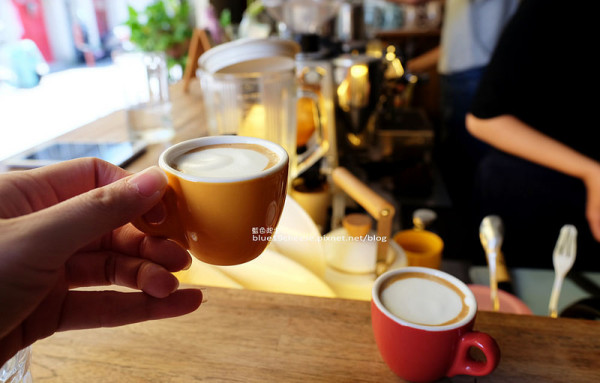 【台中西屯】前廊咖啡-半露天咖啡館.咖啡飲料三明治可頌貝果小點心.沒有冷氣喔!教師新村內.鬧中取靜.近新光三越商圈