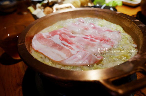 【台中西區】老舅家鄉味公益店-麻辣鍋和酸菜白肉鍋個人鍋.鴛鴦鍋.麵類.滷味.水餃.蒸餃.包子.一個人也可以吃酸菜白肉鍋囉!