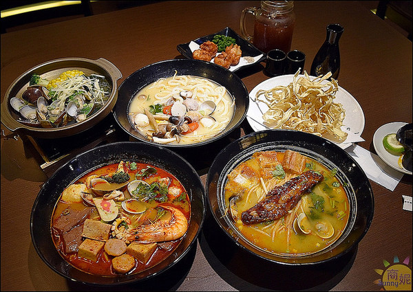 台中平價好吃宵夜。大間町。夜貓子最愛異國風味拉麵。主菜湯底自由配通通100多就能品嘗比居酒屋平價許多。推薦麻辣、泰式、叻沙湯底好過癮!              