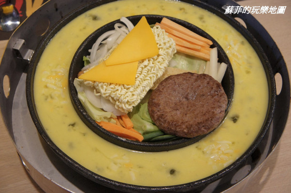 《中壢美食》AGMA起司惡魔-中壢中原店。引領風潮韓國料理 貨櫃屋造景新發現～鐵板烤肉鍋 、飛碟太陽鍋