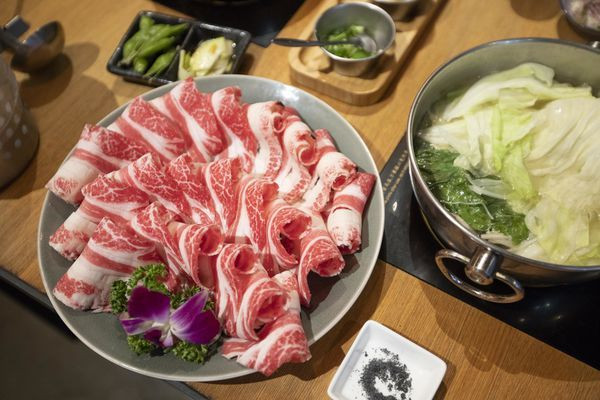鐵支涮火鍋 TIGI HOT POT - 黃金澄清雞湯涮肉，好像有加分作用