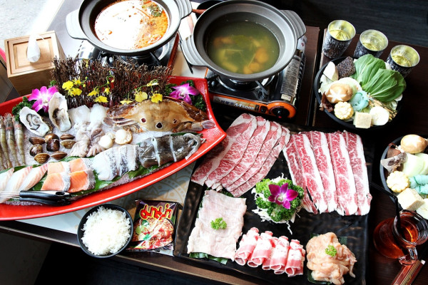 【雲林斗六-美食】芯芯要去【泰泰鍋 泰式火鍋―斗六店】~激推!!!超澎湃泰式海陸鍋物|暖冬鍋物新選擇