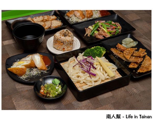 【台南安平區-美食】關東煮外還有炸物.烤物.飯麵等多種美食│微涼天氣來暖身~~古咕手作關東煮