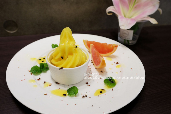 【台中西區】Shimizu霜淇淋專門店-台北小涼院技術合作店家.裝潢簡單小清新.冰淇淋當法式料理擺盤.有著美感的冰淇淋.幸福商行對面巷子.鴨片館餐廳隔壁.近國美館