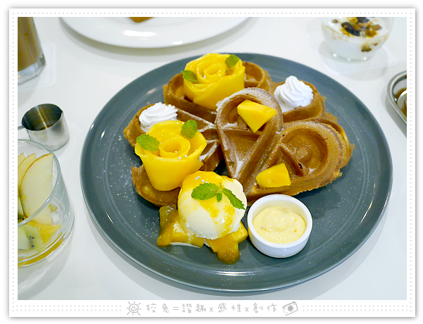 [台南食記] cafe.com 噠慷咖啡館~韓國爆紅的夢幻油畫吐司、早午餐拼盤、芒果季限定甜點！現烤鬆餅包藏麻糬！ 