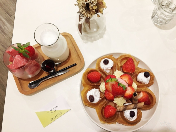 噠慷咖啡館cafe.com| 台南北區早午餐咖啡廳推薦，韓國夢幻的油畫吐司和草莓季Ｑ軟鬆餅，文青聚會的好所在！