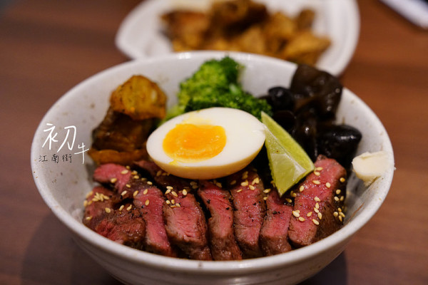 【內湖美食】初牛‧牛排丼飯、大口吃肉！白飯、湯品吃到飽│江南街│捷運港墘│