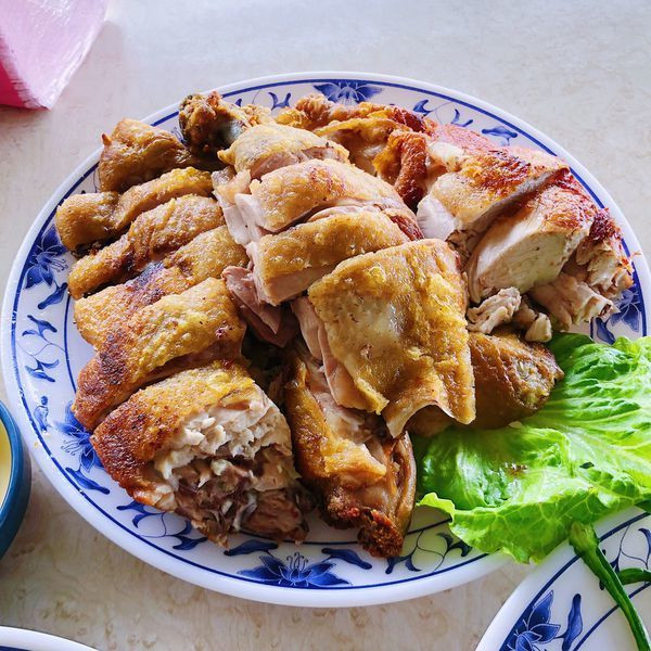 [台北台式]山菜、土雞、鱘龍魚平價好佳餚/看著山景享受美食「萬溪餐坊」士林至善路/各種野菜好滿足/鱒魚肉嫩又細緻/附菜單