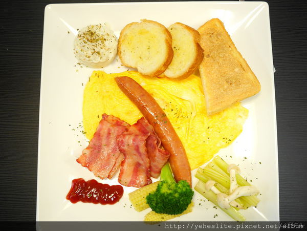 熊皮早午餐初訪 -台南早午餐新手報到，一間雖無華麗外表，但是有著配菜、主餐同樣氣勢驚人的早午餐餐廳