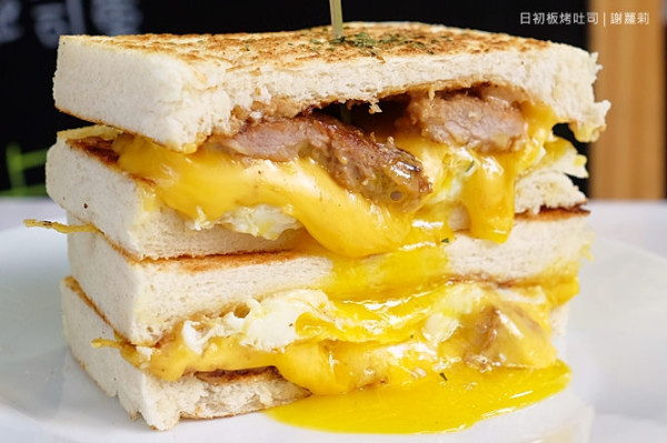 《北市萬華區♥食記》Moni 日初。失控的爆漿起司及半熟蛋液，低調傳統市場也有美味的隱藏版早餐！