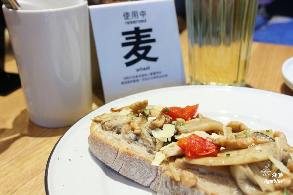 [ 市府站新光三越A11美食 ]  淺藍 × cafe MUJI～無印良品手沖咖啡與開放式三明治佐安靜用餐與閱讀空間