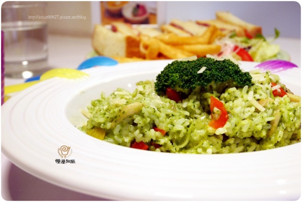 【台中.南區】慢漫知旅｡ 樂讀。中興大學學區週遭設有孩童天堂白石子沙坑的複合式餐飲，輕食、義大利麵、鍋物、甜點