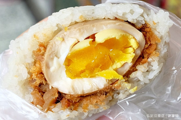 《蘆洲♥食記》弘記早餐店。飯糰不簡單，內餡竟然藏著半熟糖心蛋，清晨五點半開賣的隱藏版排隊早餐店！(三民高中站)
