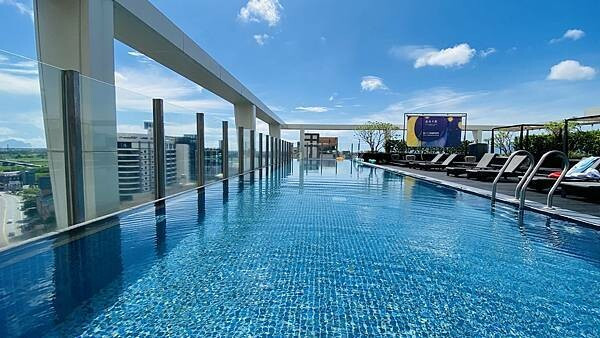 宜蘭溫泉度假首選！晶泉丰旅無邊泳池與超大溫泉SPA，免費Happy Hour無限暢飲。