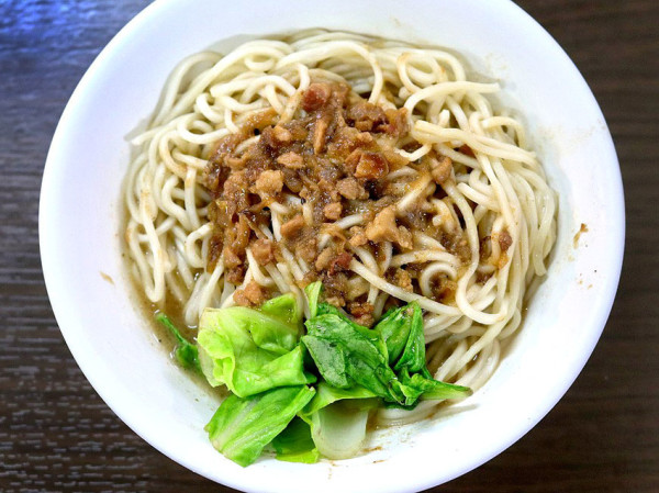 台南麵店／隱身巷弄傍晚才營業／沒有店名飄香50年／在地人從小吃到大／一開店就有客人上門／百年夫妻榕樹旁／連外國人都愛吃