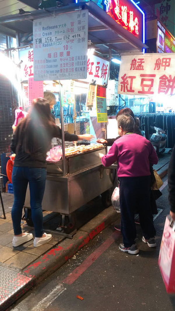 【艋舺紅豆餅】酥脆到像餅乾口感的車輪餅，口味多更多，餡料飽滿真材實料！