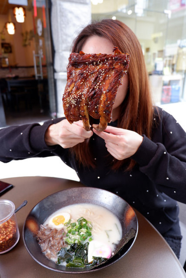 台中美食~御天拉麵 益民商圈內的排隊拉麵 肉比麵多的浮誇拉麵 滿足愛大口吃肉的人 封印限定的半月鬼爪拉麵和太鼓雙棍拉麵建議先提早預約唷!!!