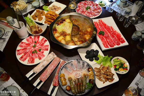 【台中│美食】強推清油麻辣，吃麻辣鍋不負擔，黃金蟲草湯底，湯頭甘甜，搭配高級食材。郭主義麻辣火鍋-台中旗艦店