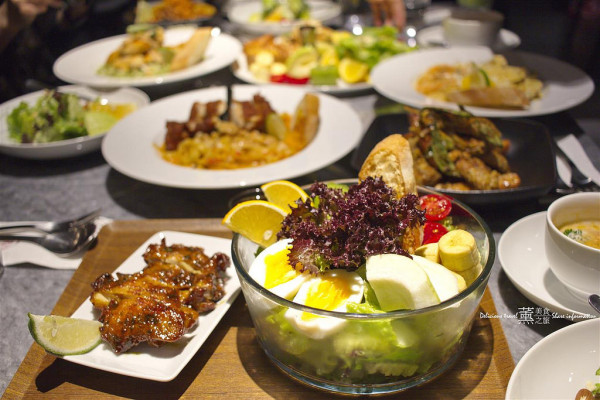 「台中西屯美食」双双咖啡中科店，台式鹹酥雞結合義式料理全新味覺享受，全天候早午餐讓你整天都可以吃到清爽美食，位於西屯區中科美食商圈米平方商場 M Square