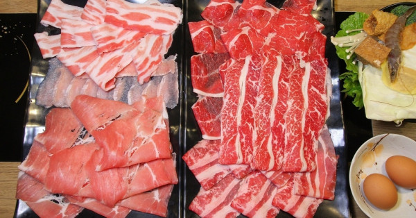 26盎司七種肉品一次達成！大大的滿足啊~讓人懷念的黑豬五花滑溜溜的口感,鮮美蔬果湯頭,獨特比例沾醬花生香十足,原來汐止也有肉品質這麼好的火鍋:十月涮涮屋
